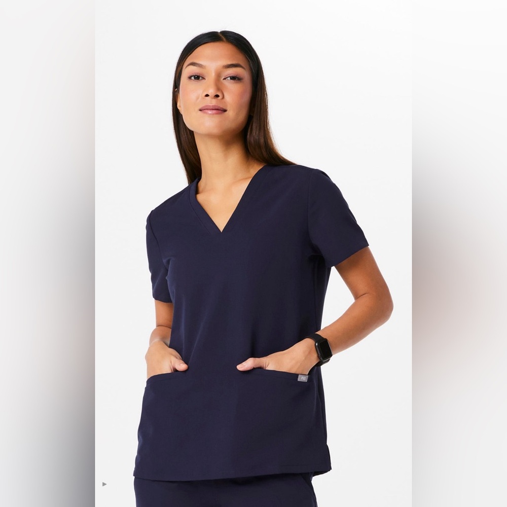 FIGS Casma Three-Pocket Scrub Top in Navy XS